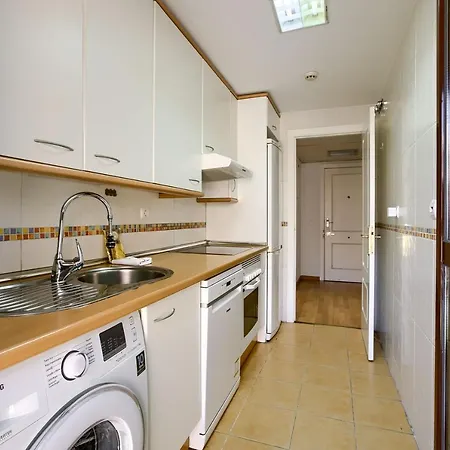 Charming Airport Apartment