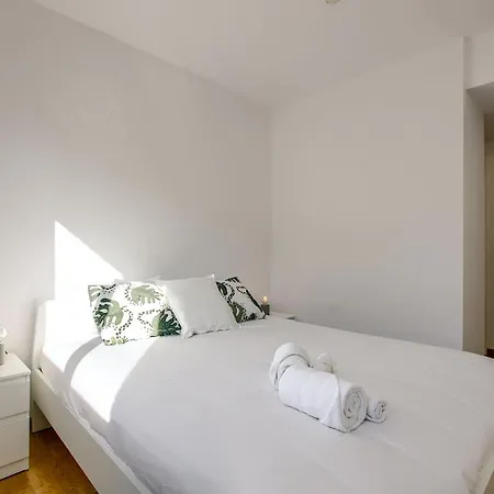 Charming Airport Apartment