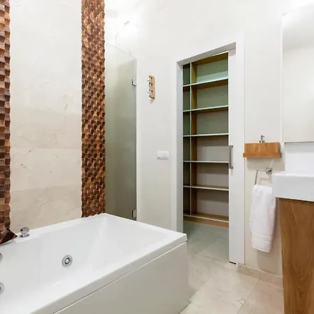 Charming Gran Via Luna Apartment