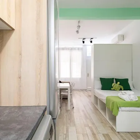 Flat At Street Level - Rio Tri-pedrero Madrid