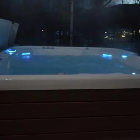 Acogedora Casa En Con Piscina Privada, Jacuzzy Y Garaje Villa