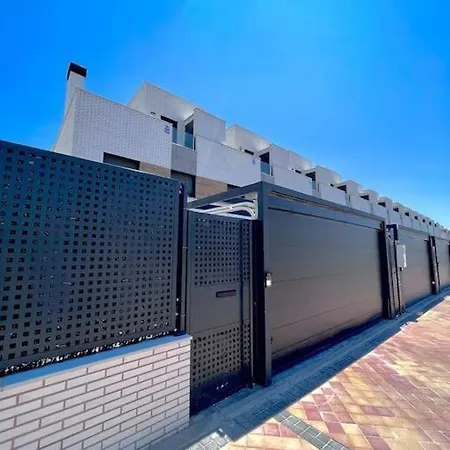 Villa Acogedora Casa En Con Piscina Privada, Jacuzzy Y Garaje *
