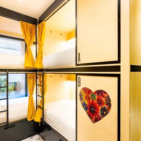 Petit Palacio Real Hostel *
