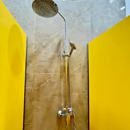 Velvet Hostal *