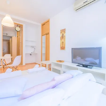 Apartment For Bonito Y Comodo Estudio Temporal Cerca Al Barrio Tetuan M Ara1 Madrid