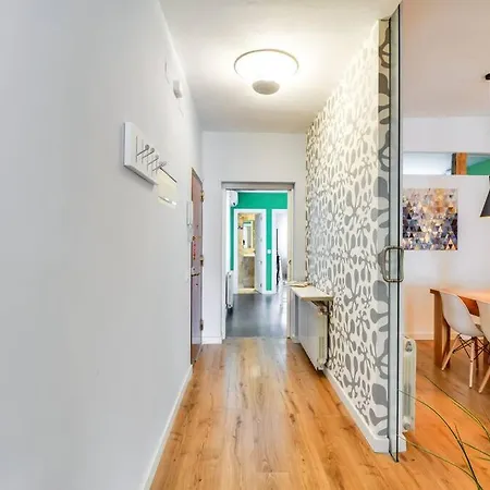 Big Stylish And Modern In Centre *