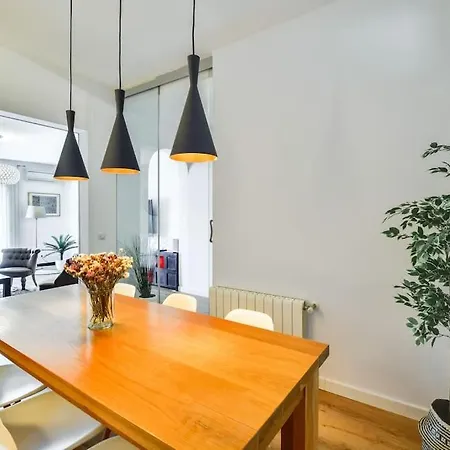 Big Stylish And Modern In Centre Apartment