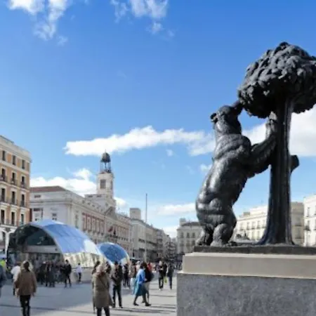 Remanso De Luz Y Silencio En La Puerta Del Sol * Madrid