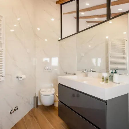 Apartment Bright Duplex- 1bd 1,5 Bth - Sol