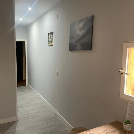 Cenral Renovated Flat Apartment *