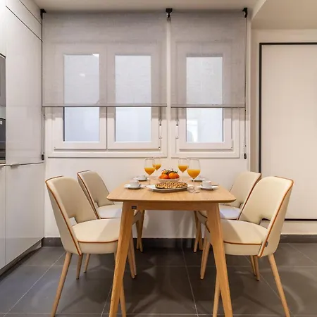 Perfectly Placed For 3 In La Latina Just Around The Corner From El Rastro Latina Toledo Iv Apartment
