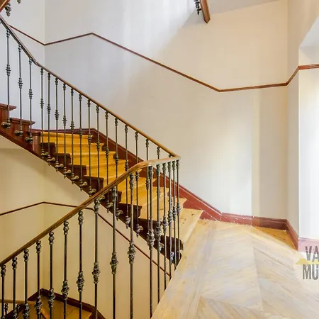 Elegant 4pax En Letras-cortes Daire Madrid