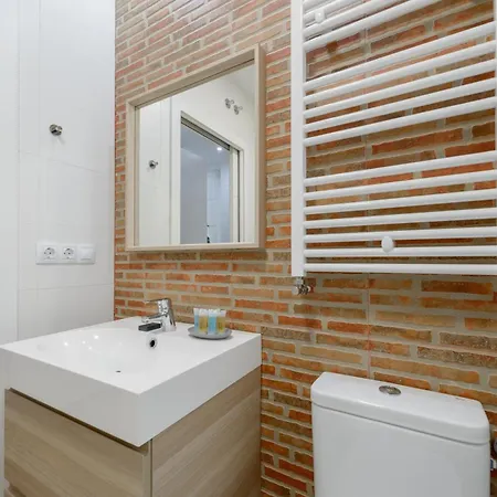 Apartment Avila Calle, Precioso Estudio En Santiago Bernabeu-estrecho En Segundo Piso Sin Ascensor Madrid