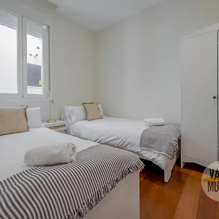 Premium 10pax En Plaza Espana-gran Via * Madrid