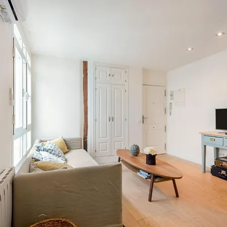 1 Bedroom 1 Bathroom Furnished - Malasana - Modern In Downtown Area - Mintystay Apartment