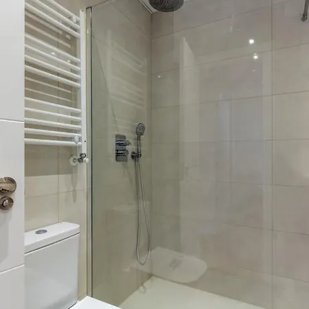 Bright With Views - 2bd 1bth- Av America *