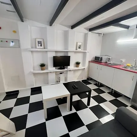 At Street Level 20 Min From Sol-piern Apartment