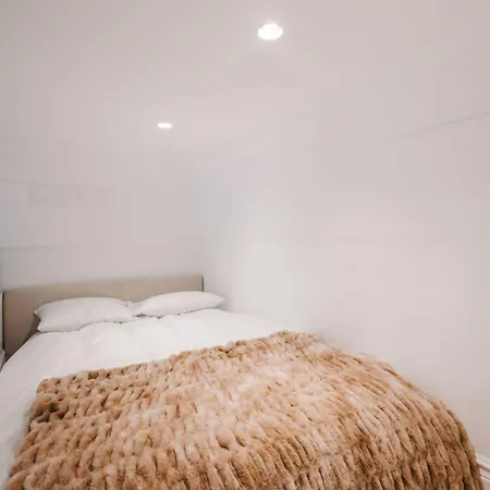 Stunning Near Gran Via Metro Apartment *