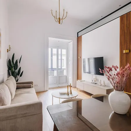Stunning Near Gran Via Metro Apartment Madrid
