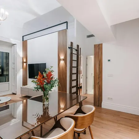 Stunning Near Gran Via Metro Apartment *