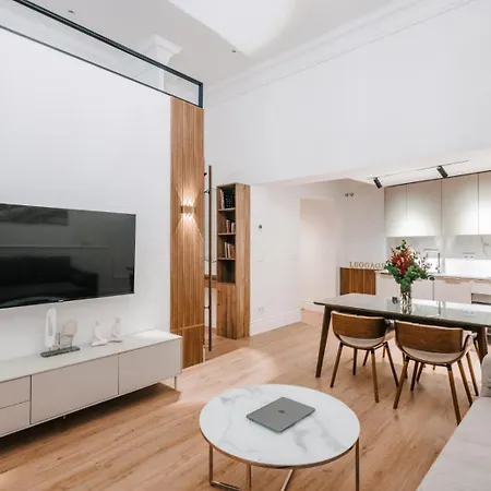 Stunning Near Gran Via Metro Apartment