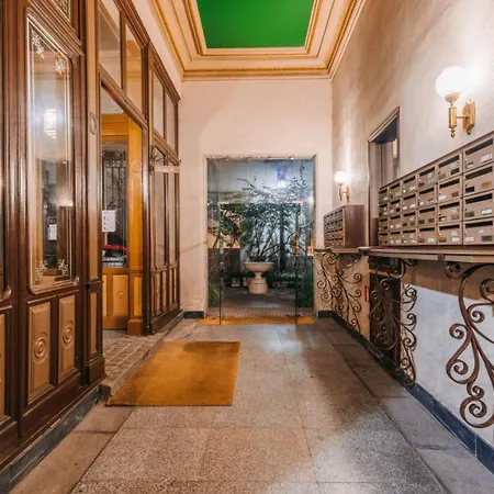 Stunning Near Gran Via Metro Apartment *