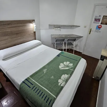 Casa De Huespedes Almansa Guest house Madrid