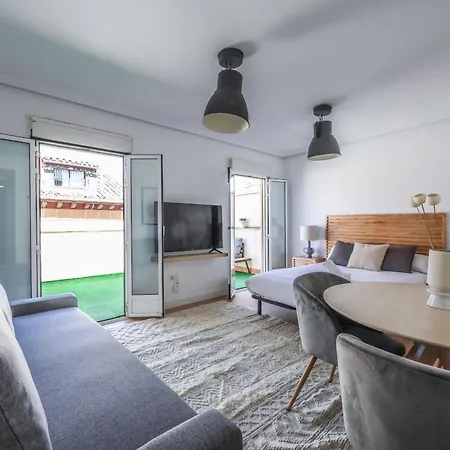 Apartamento Atico Reformado Con Terraza En Lavapies *