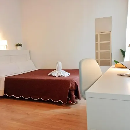 Far Plaza Mayor Hostal *