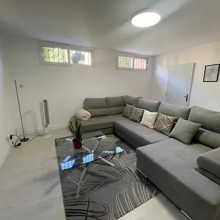 Moderna Casa De Lujo Con Jacuzzi En El Jardin