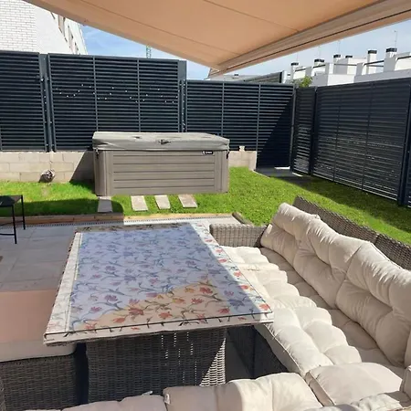 Acogedora Casa En Con Piscina Privada, Jacuzzy Y Garaje