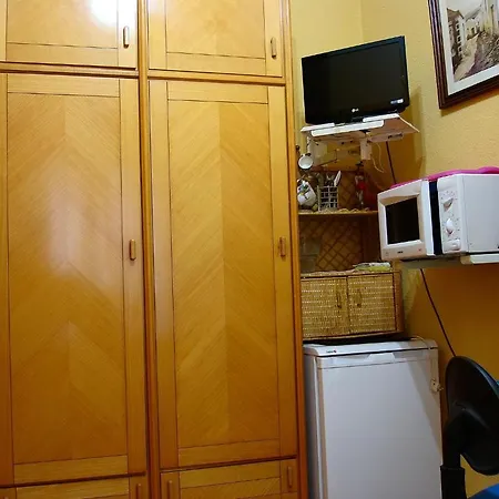 Casa De Hu\u00e9spedes Lourdes * Madrid