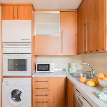 Homestay Cozy And Stylish With Natural Light And Vibrant Decor Madrid