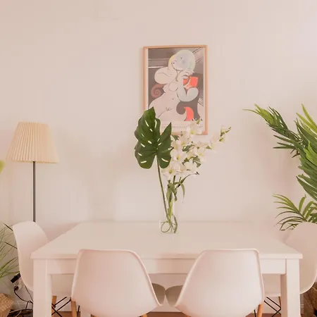 Cozy And Stylish With Natural Light And Vibrant Decor Homestay