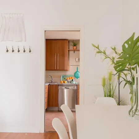 Cozy And Stylish With Natural Light And Vibrant Decor Homestay *