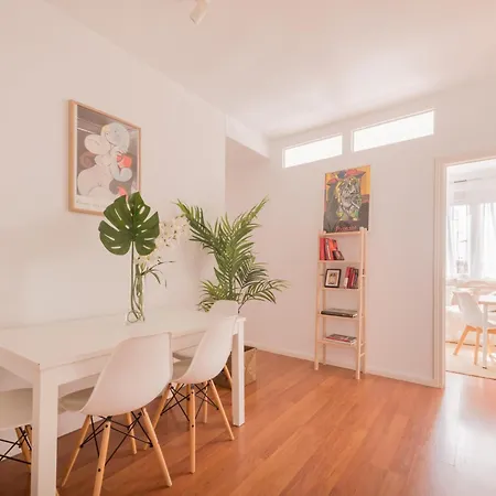 Cozy And Stylish With Natural Light And Vibrant Decor Homestay