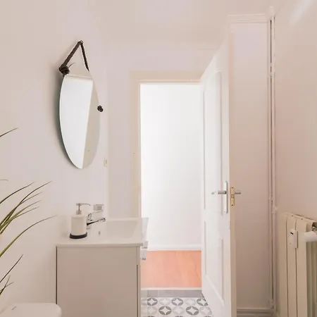 Cozy And Stylish With Natural Light And Vibrant Decor Homestay *