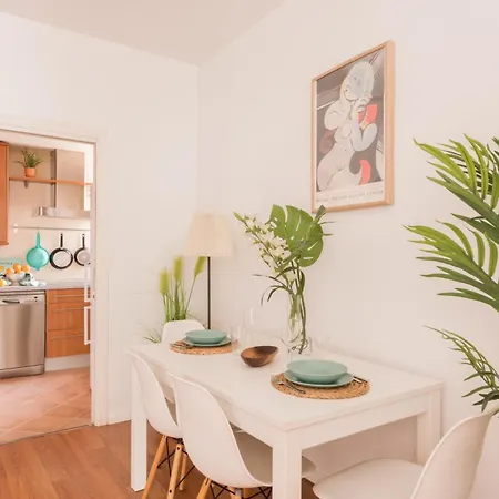 Homestay Cozy And Stylish With Natural Light And Vibrant Decor Madrid