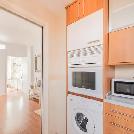 Cozy And Stylish With Natural Light And Vibrant Decor * Madrid