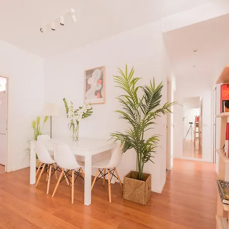 Cozy And Stylish With Natural Light And Vibrant Decor Homestay Madrid