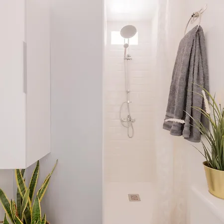 Cozy And Stylish With Natural Light And Vibrant Decor Homestay *