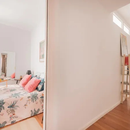 Homestay Cozy And Stylish With Natural Light And Vibrant Decor Madrid