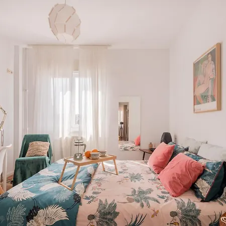 Cozy And Stylish With Natural Light And Vibrant Decor * Madrid