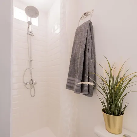 Homestay Cozy And Stylish With Natural Light And Vibrant Decor
