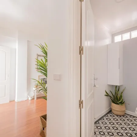 Cozy And Stylish With Natural Light And Vibrant Decor Homestay Madrid