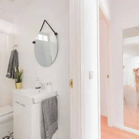 Cozy And Stylish With Natural Light And Vibrant Decor Homestay