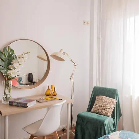 Homestay Cozy And Stylish With Natural Light And Vibrant Decor *