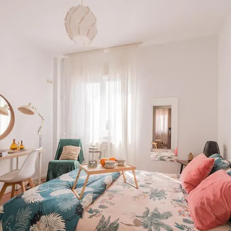 Cozy And Stylish With Natural Light And Vibrant Decor Homestay *