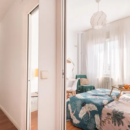 Cozy And Stylish With Natural Light And Vibrant Decor * Madrid
