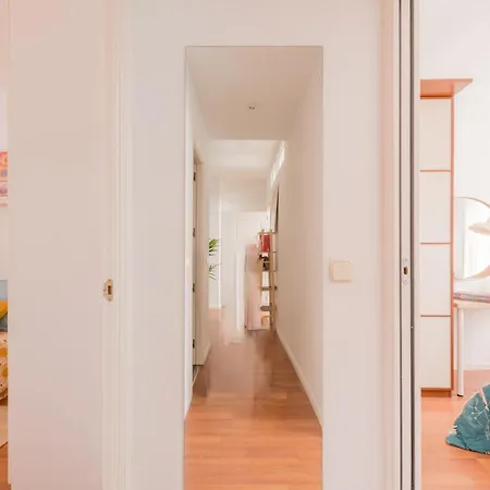 Cozy And Stylish With Natural Light And Vibrant Decor Homestay Madrid